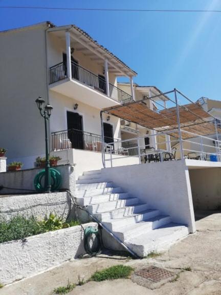 Dimitrakis Apartments Kassiopi Bagian luar foto